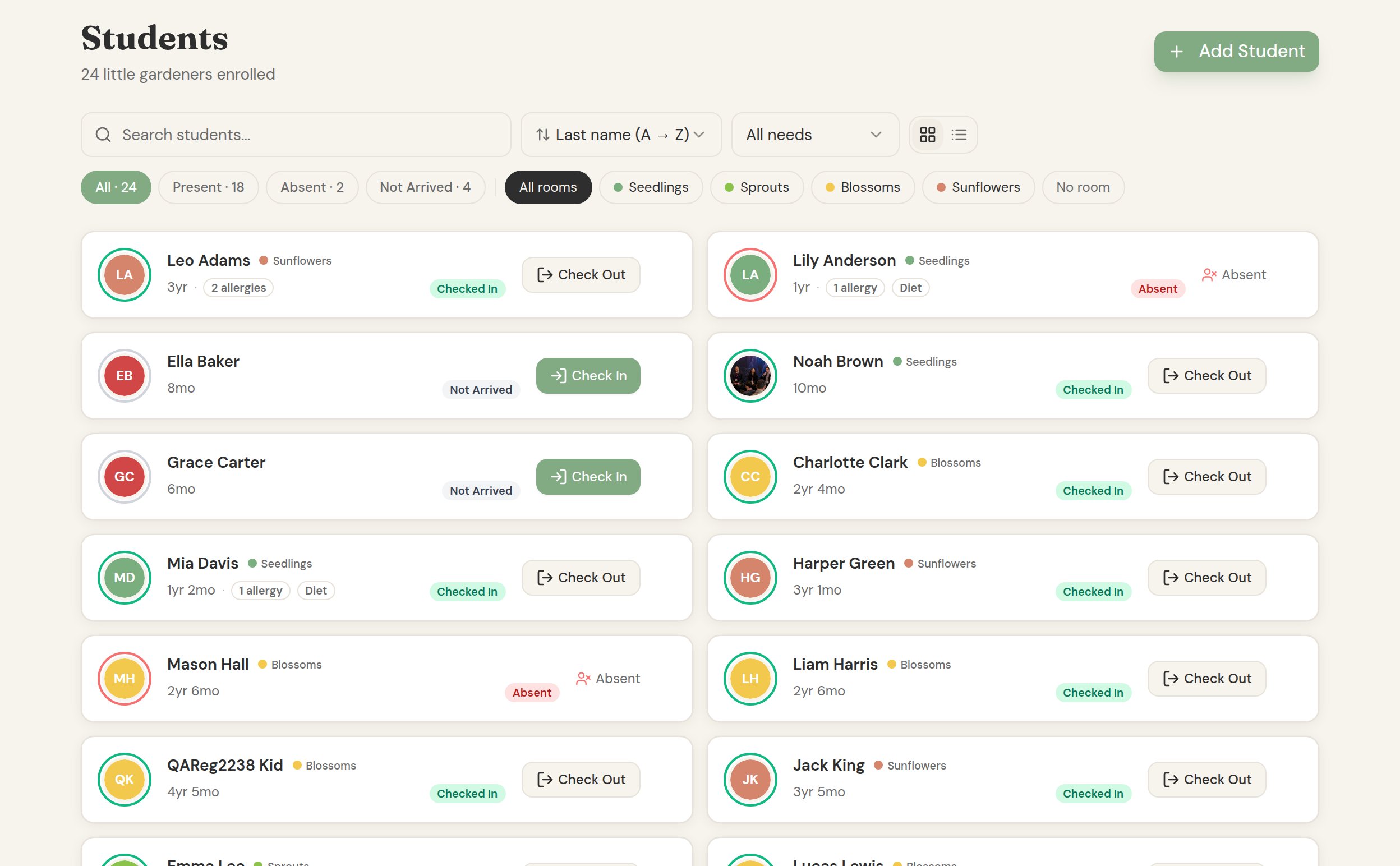 Student roster with presence rings, attendance status badges, and one-tap check-in